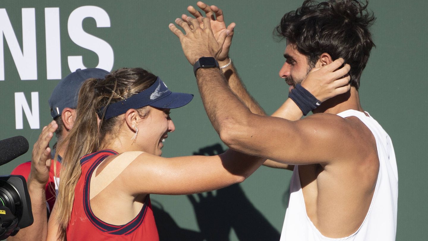 Paula Badosa y Juan Betancourt se abrazan en el torneo Indian Wells. (Gtres)