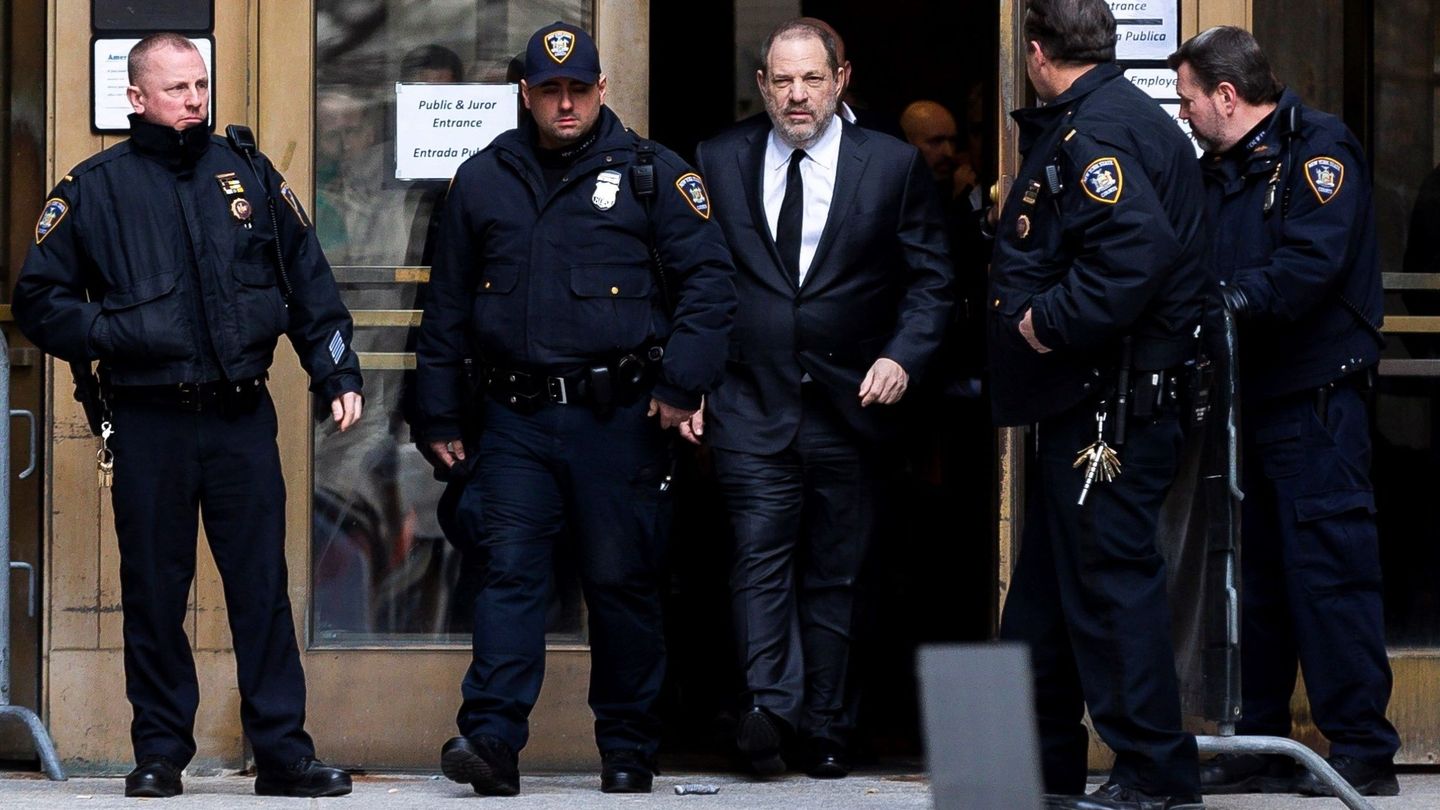 Harvey Weinstein, a su salida de la Corte Penal de Manhattan. (EFE)