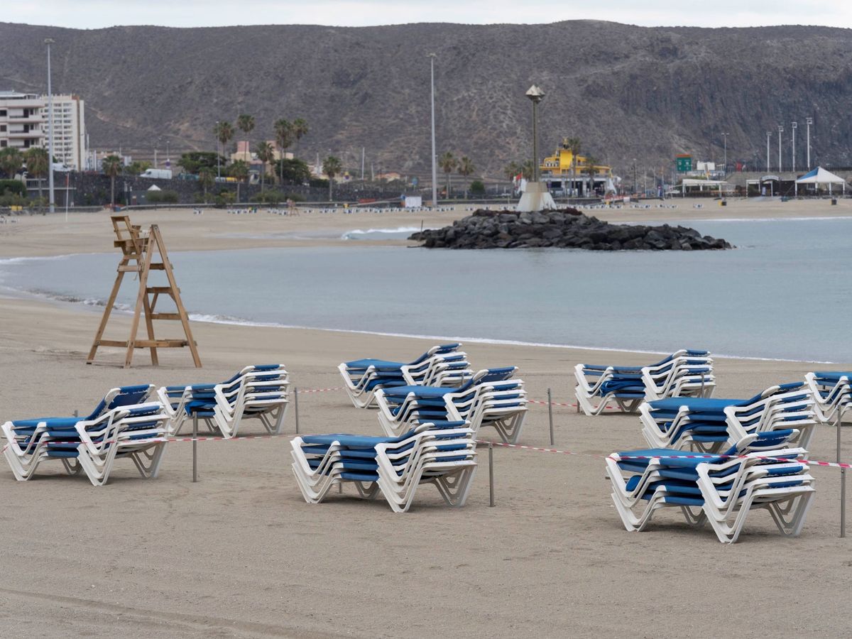 Foto: Playa Los Cristianos de Tenerife, cerrada el pasado mes de abril. (EFE)