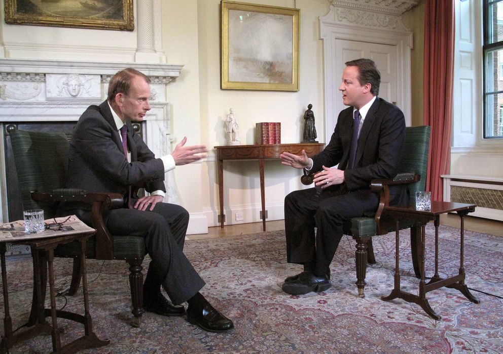 Foto: El periodista Andrew Marr junto al Primer Ministro británico, David Cameron. (Reuters)