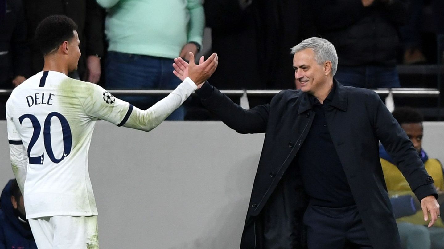 Dele Alli y Mourinho se saludan alegres tras un triunfo. (EFE)