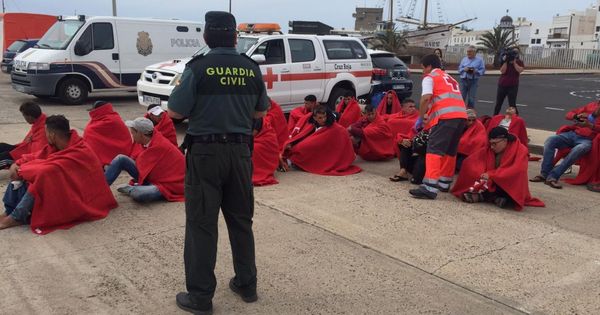 Foto:  Algunos de los 24 inmigrantes de origen magrebí que iban a bordo de una patera interceptada rumbo a la isla de Lanzarote. (EFE)