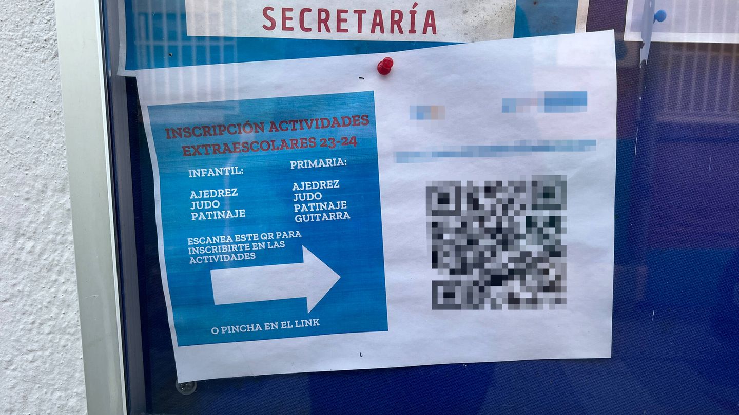 Uno de los carteles en colegios madrileños con códigos QR que redirigen a páginas con anuncios maliciosos. (Cedida)