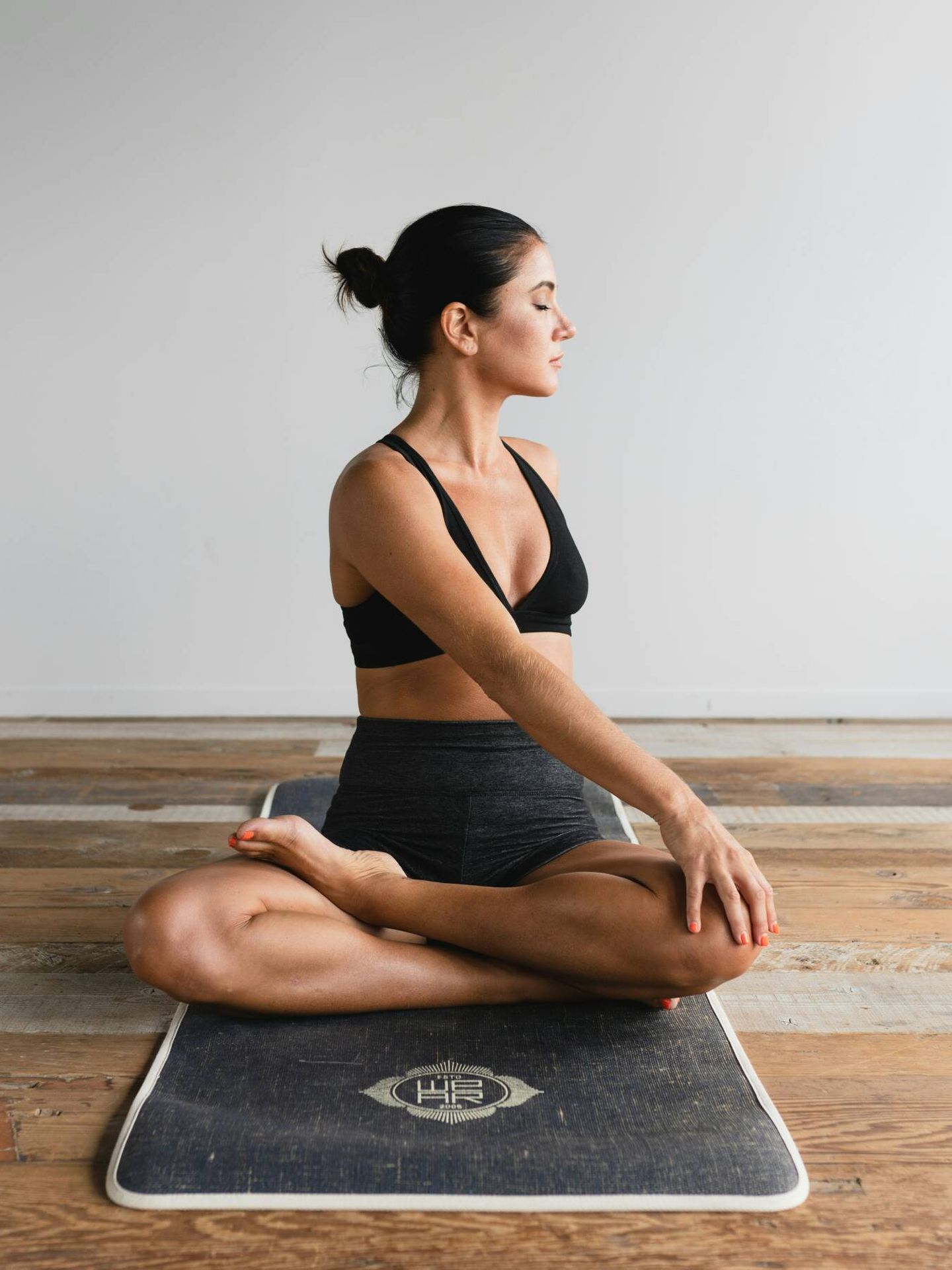 Practicar yoga te ayuda a mejorar tu flexibilidad. (Unsplash / Dane Wetton)