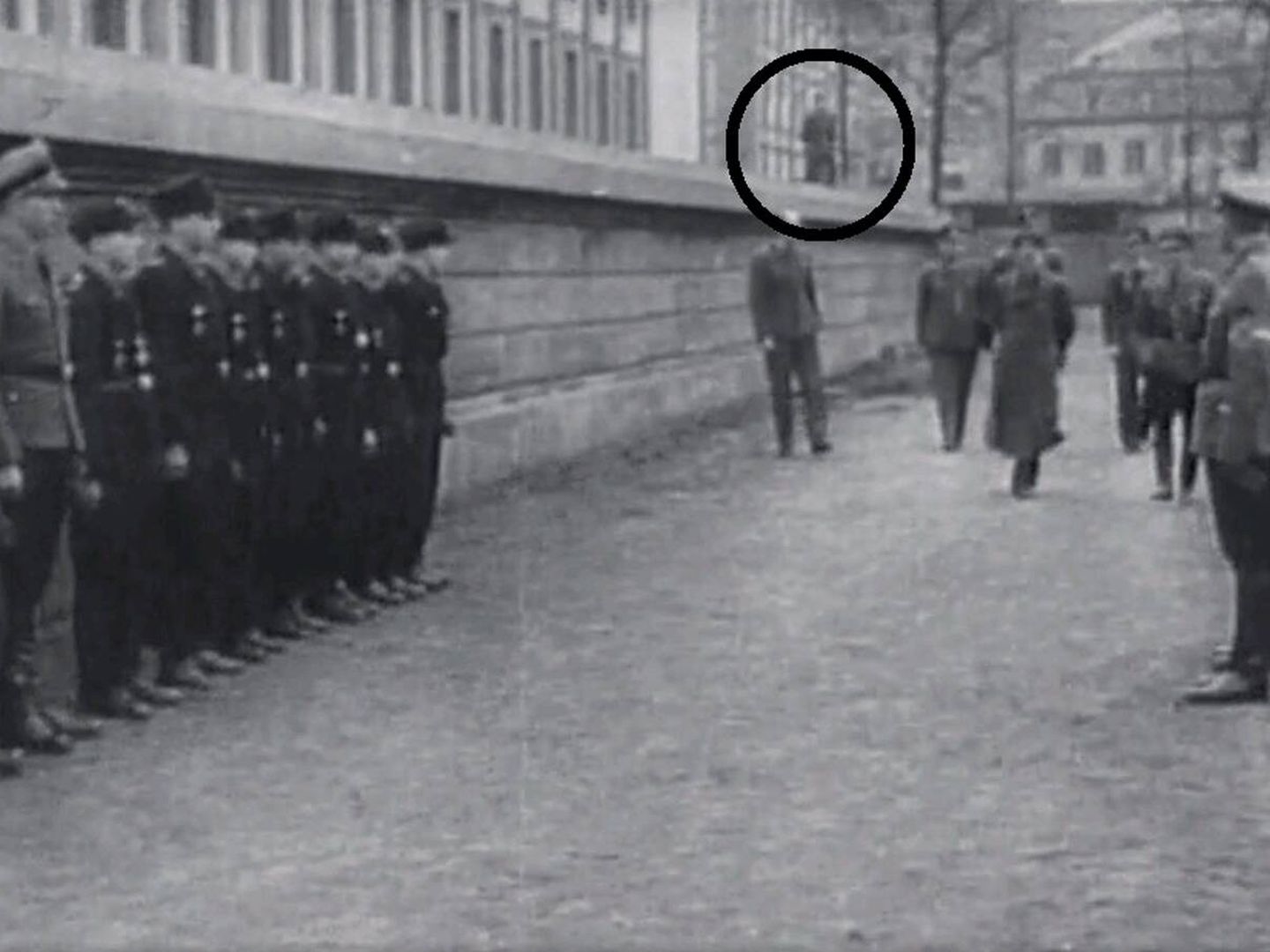 Últimas imágenes de Hitler vivo señalando el lugar en el que estaba uno de los caballos ocupado por un guardaespaldas