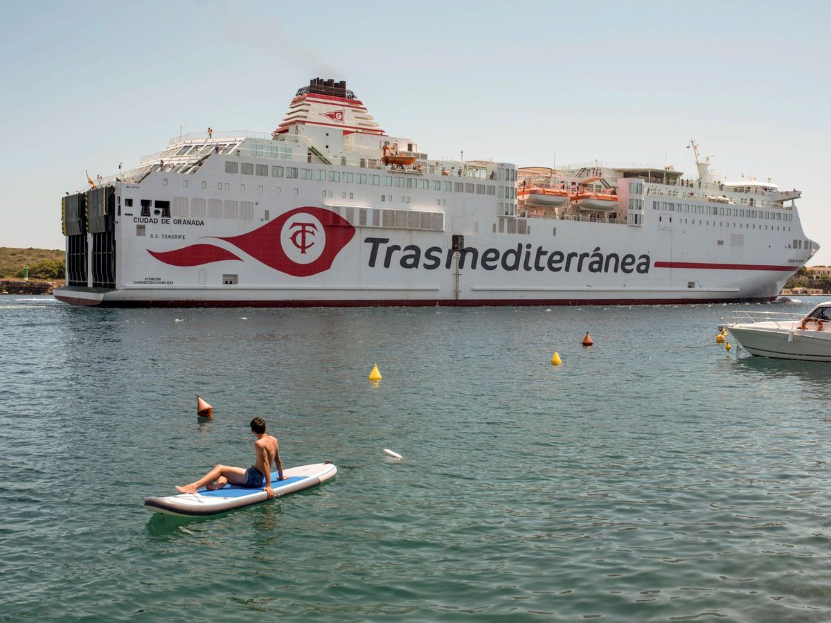 Foto: Buque de Trasmediterránea, en el puerto de Mahón. (EFE)