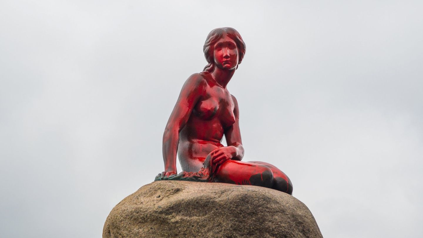 Vista de la Sirenita cubierta de pintura roja en Copenhague (Dinamarca) en 2017. EFE 