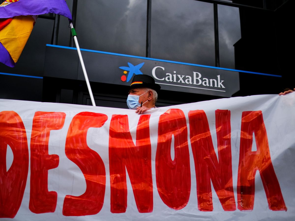 Foto: Manifestación sindical ante la sede de CaixaBank. (Reuters)