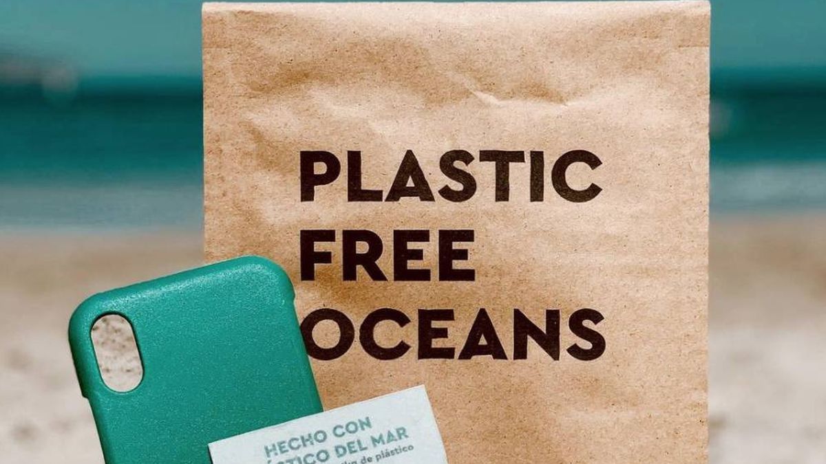 Fundas de móvil con plástico reciclado del mar: el proyecto ecologista de dos jóvenes pamploneses