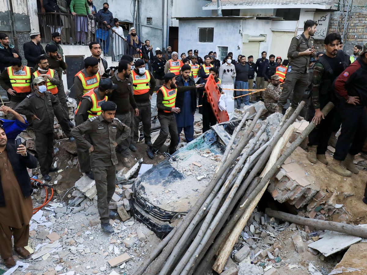 Foto: Personas y equipos de rescate se encuentran en medio de los daños causados por una explosión suicida en una mezquita de Peshawar, Pakistán. (Reuters/Fayaz Aziz)