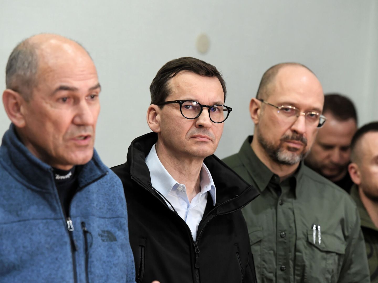 De izquierda a derecha, el primer ministro eslovaco, Janez Jansa, su homólogo polaco, Mateusz Morawiecki, y el primer ministro ucraniano, Denys Shmyhal. (EFE/ANDRZEJ LANGE/POLAND OUT)