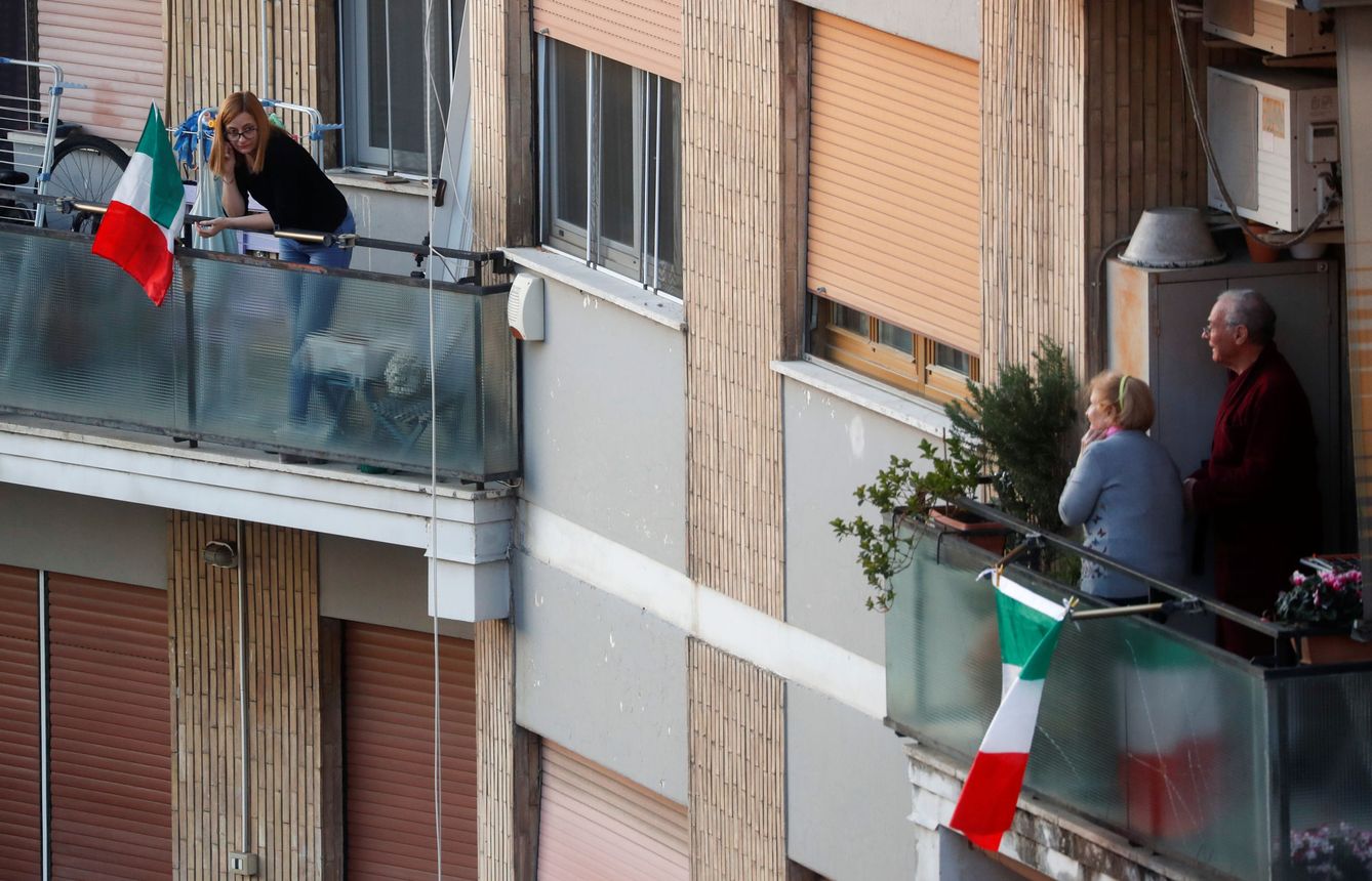 Vecinos charlan desde sus balcones en Roma. (Reuters)