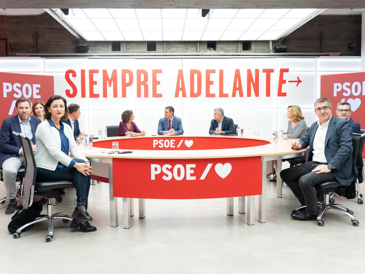 Foto: Sánchez con la comisión de su partido encargada de buscar posibles apoyos a la investidura. (EFE/PSOE) 
