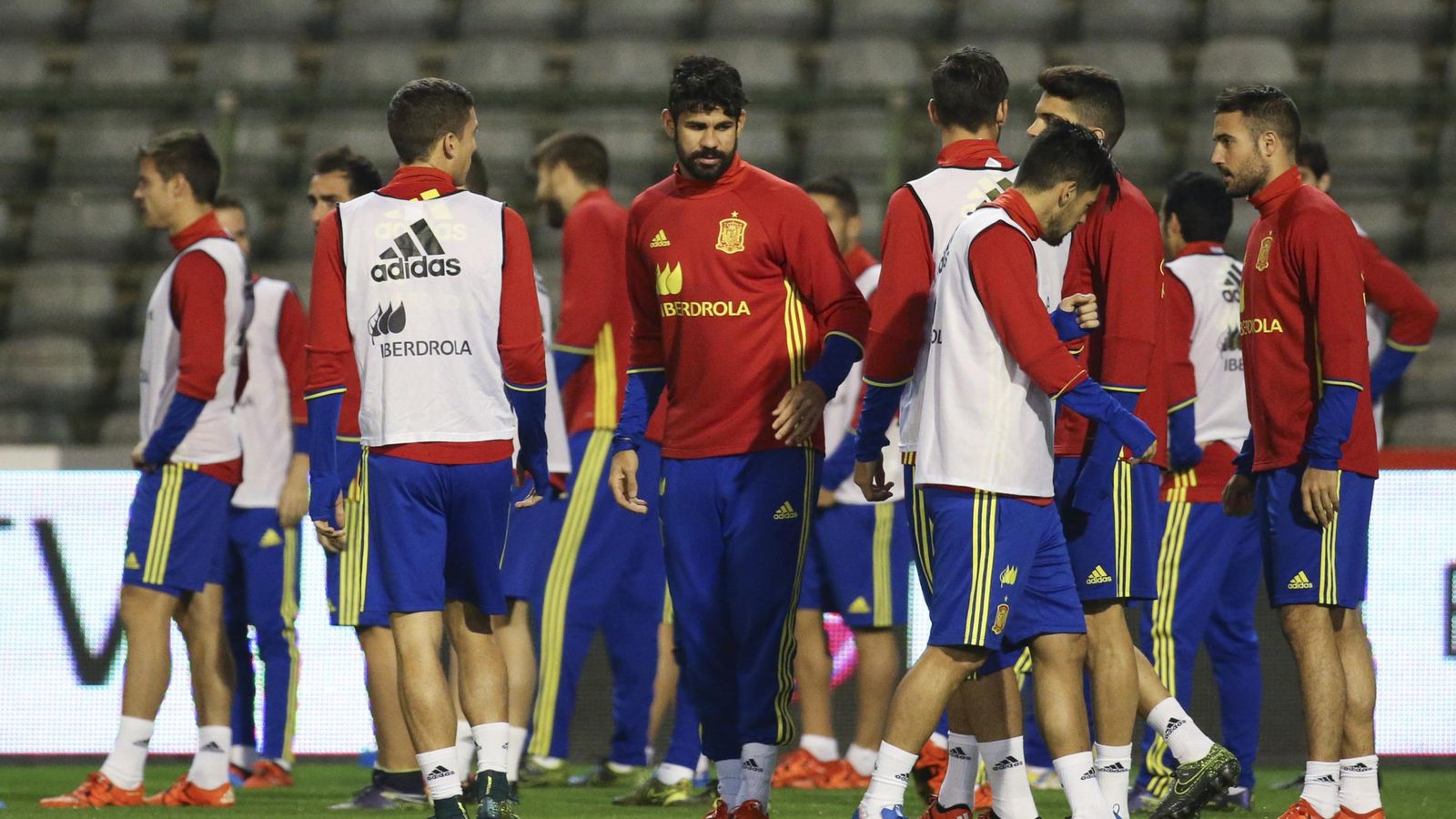 Foto: El delantero de la selección española de fútbol Diego Costa (c) junto a sus compañeros, durante el entrenamiento en Bruselas. (EFE)