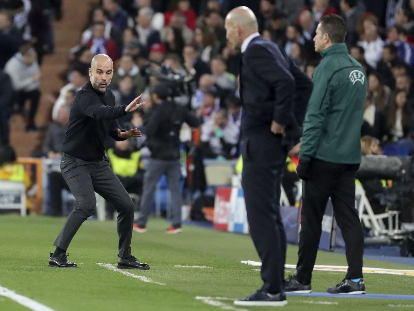 Pep Guardiola gesticula en la banda del Bernabéu, con Zidane en primer plano. (EFE)