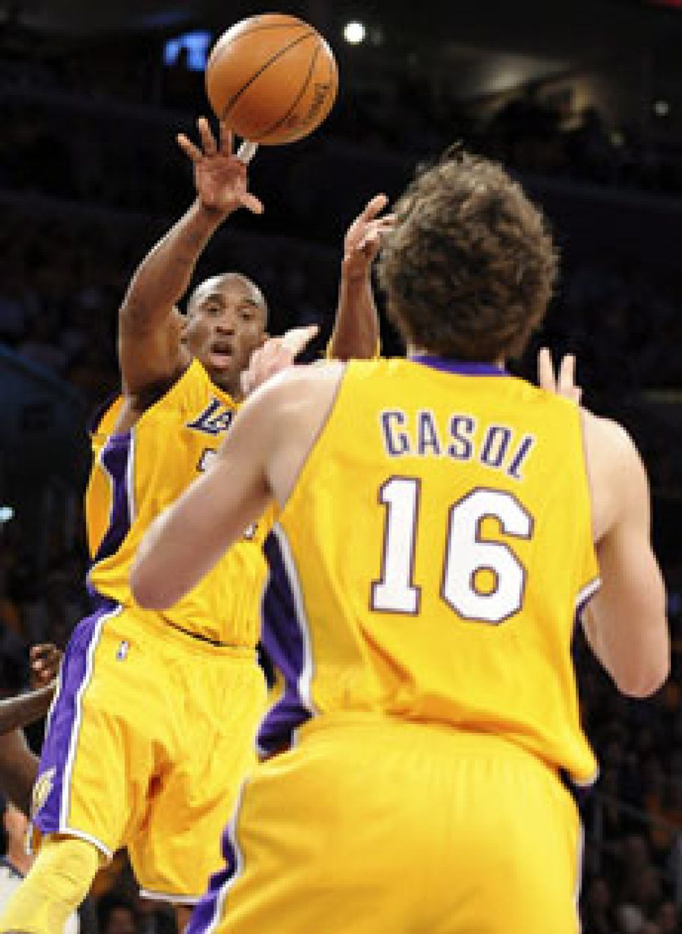 Foto: Kobe Bryant hace volar a los Lakers
