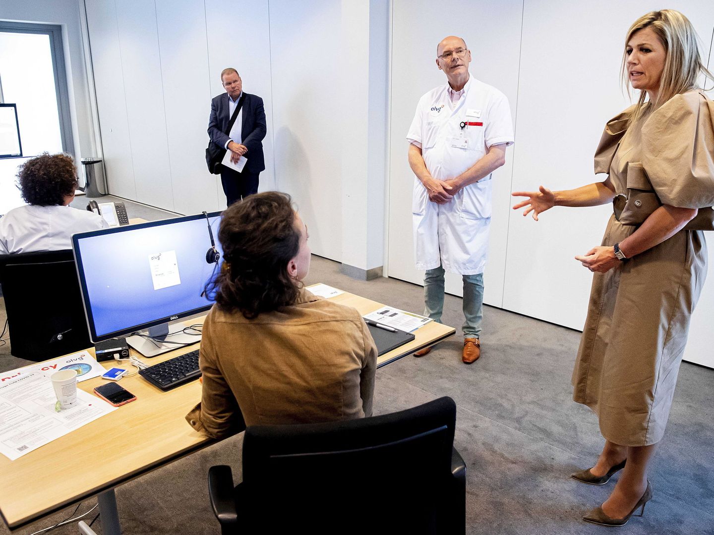 Máxima de Holanda, visitando este martes un centro de atención hospitalaria de Ámsterdam. (EFE)