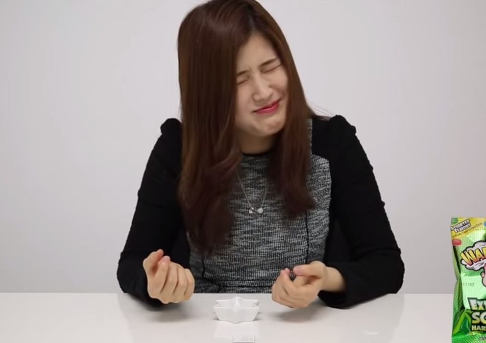 Foto: Una chica coreana prueba un caramelo americano (YouTube)