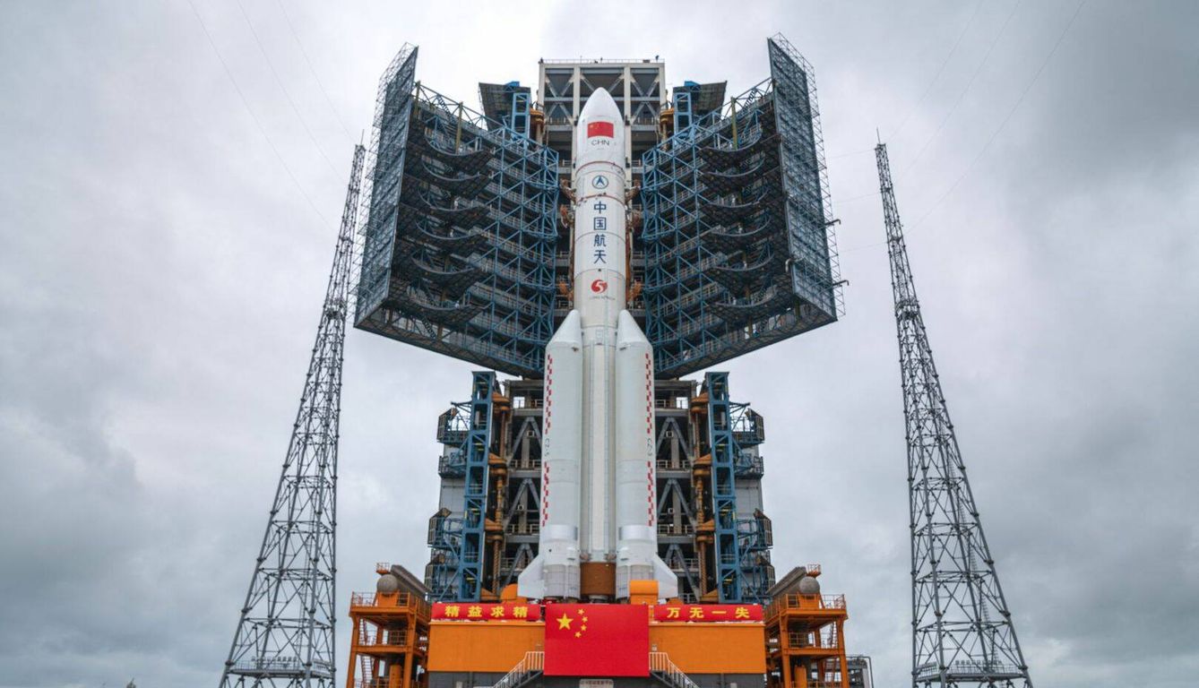 El cohete Long March 5, listo para lanzar el primer módulo de la estación espacial china.