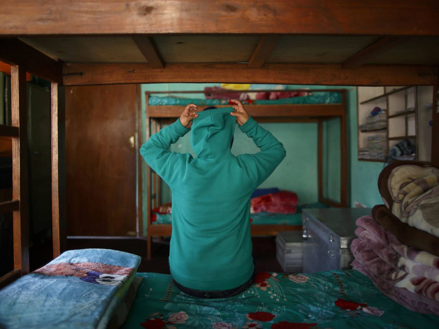 Pooja Bohara, víctima de una violación, en su habitación en un centro de rehabilitación de Katmandú, Nepal. (Reuters)