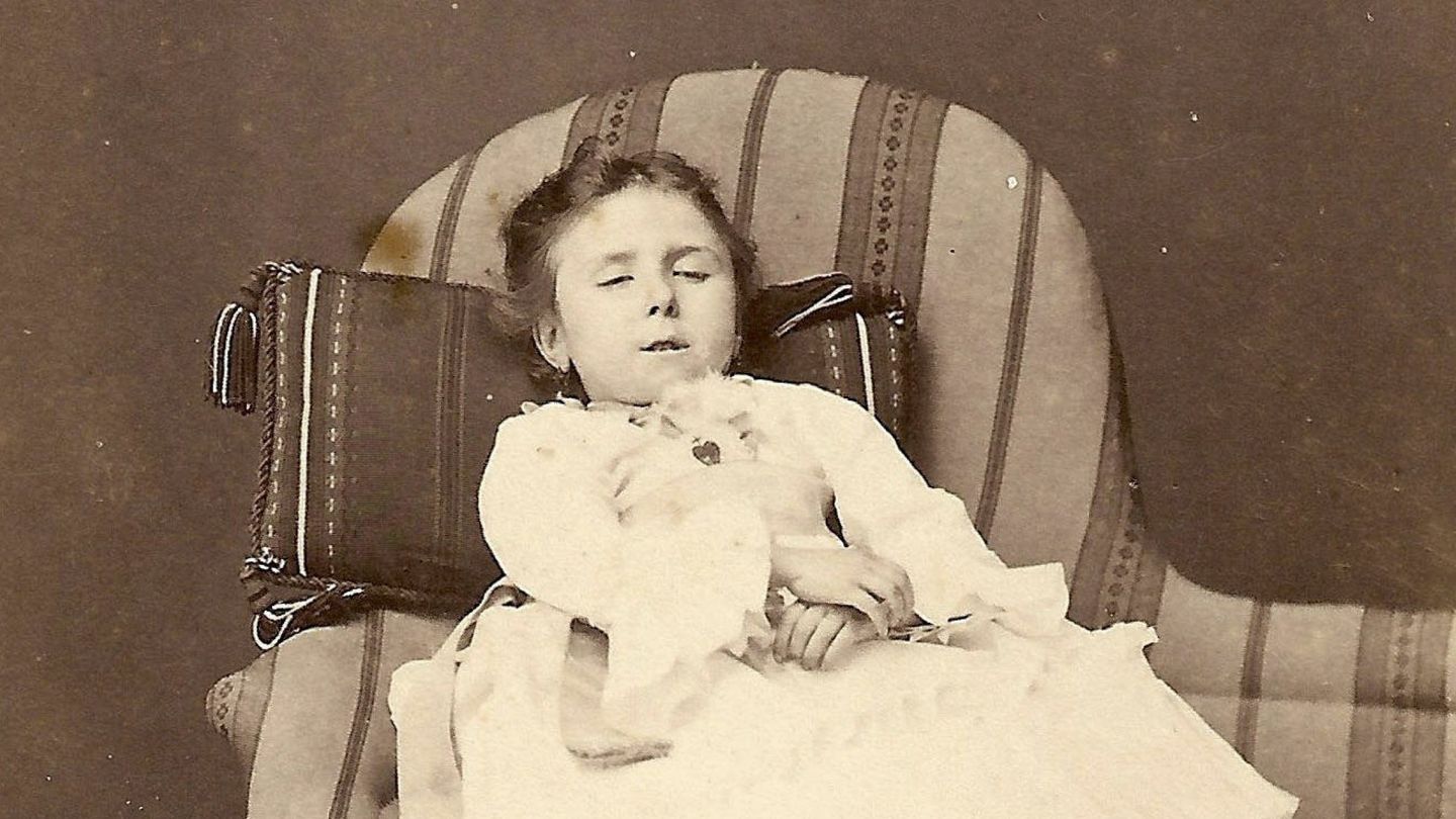 Fotografía de una niña difunta incluida en el libro 'El retrato y la muerte', de Virginia de la Cruz. EFE