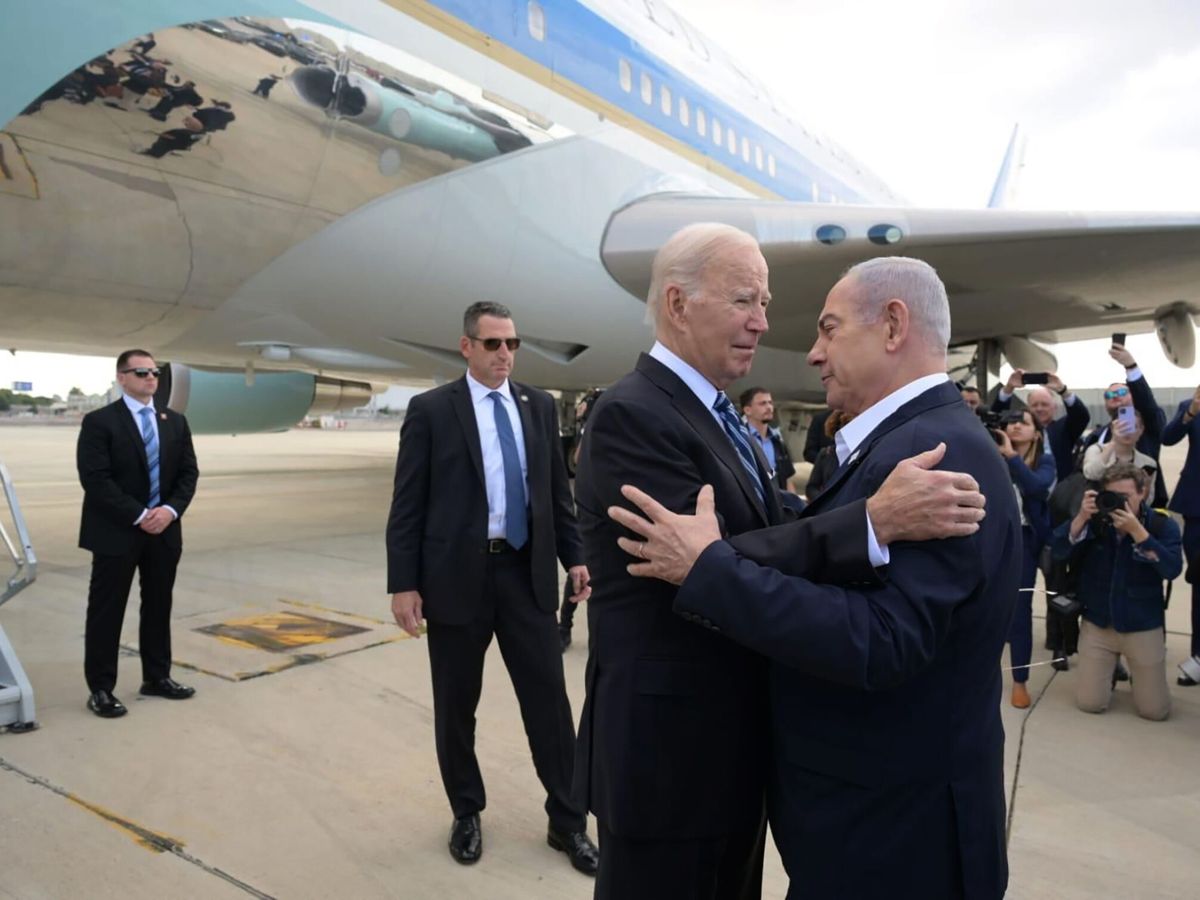 Foto: Abrazo entre el presidente Joe Biden y el primer ministro Benjamín Netanyahu en el aeropuerto Ben-Gurión. (EFE/EPA/GVO/Avi Ohion)