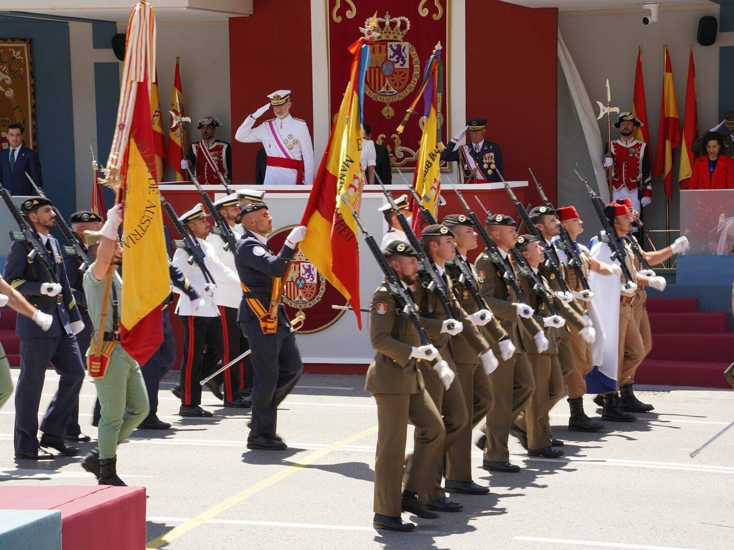 Un momento del desfile con el paso de banderas y estandartes ante SM el Rey. (ET)
