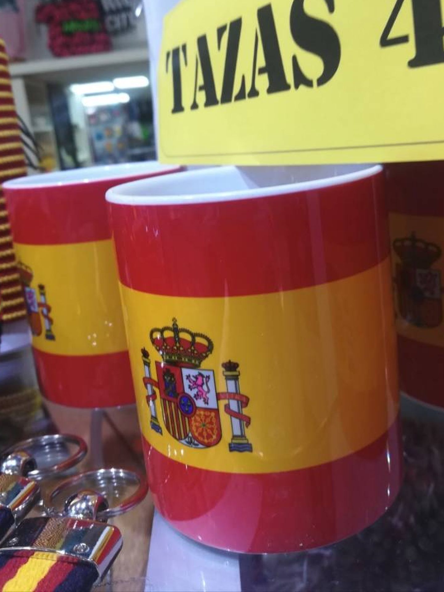 El bazar 'El Chollo' agotó existencias de sus productos con la bandera.
