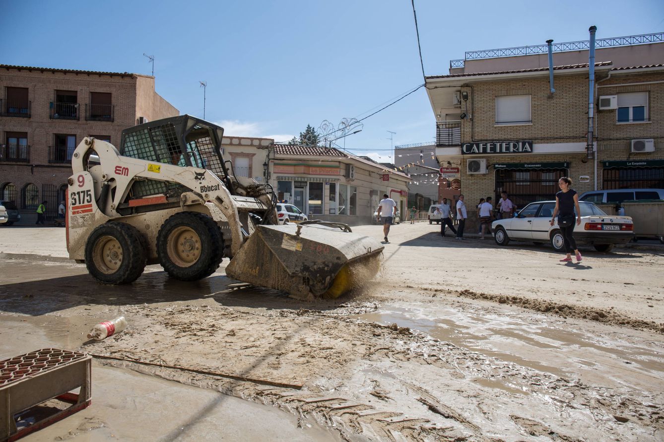 Trabajos de desescombro en Cebolla tres días después de la inundación. (D. B.)