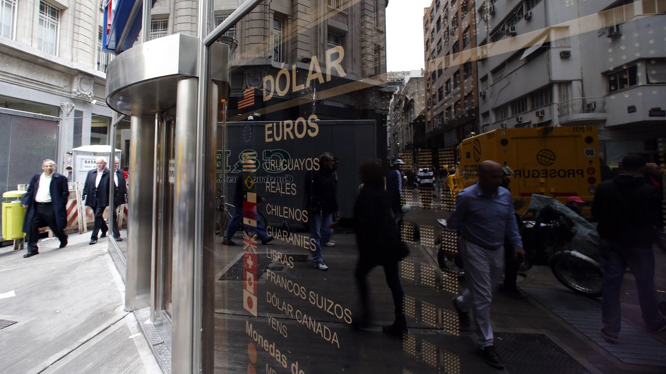 Un panel con los tipos de cambio en el distrito financiero de Buenos Aires. (Reuters)