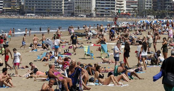 Foto: Turistas en Las Palmas de Gran Canaria. (EFE)