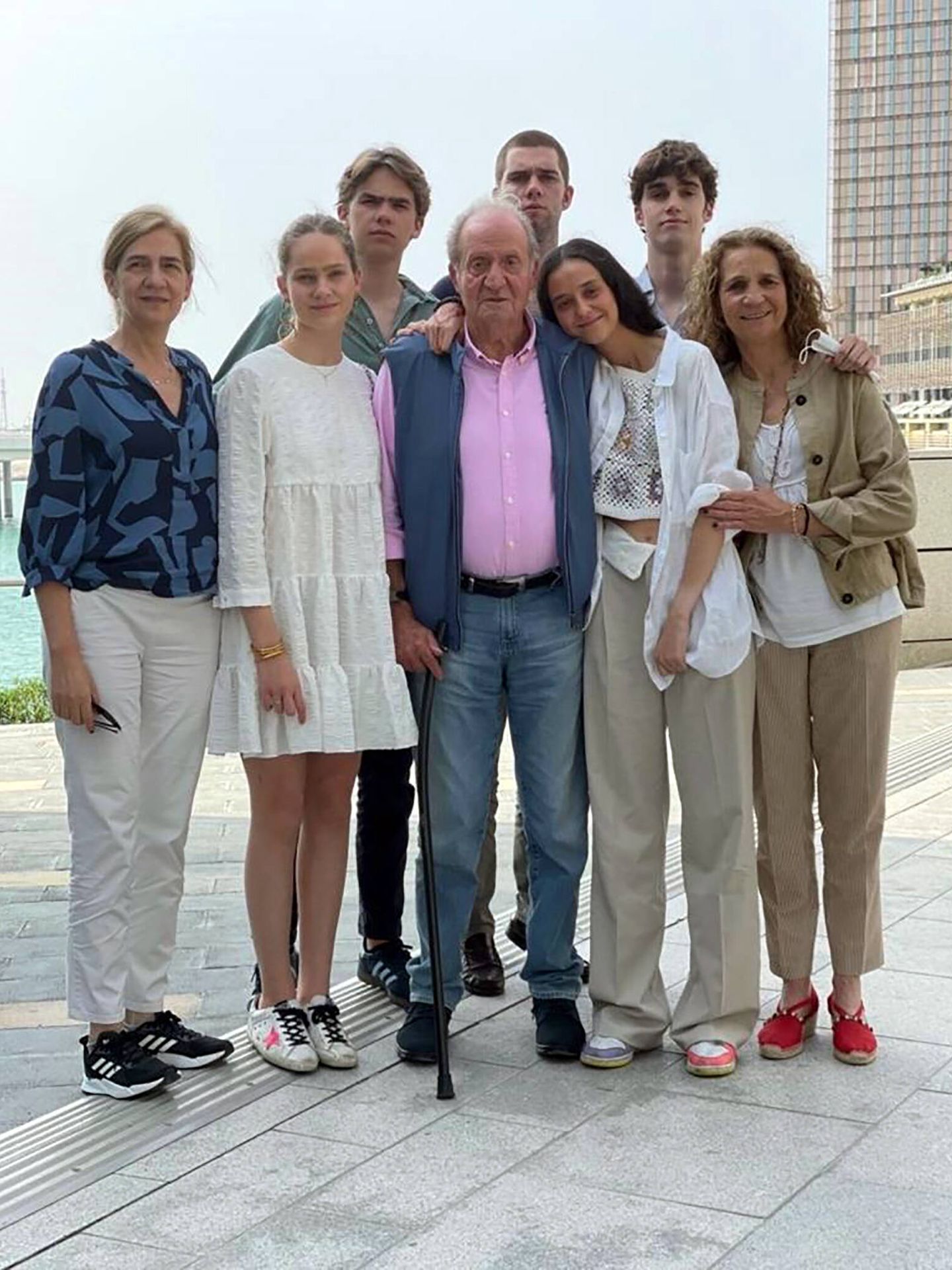 Don Juan Carlos, con sus hijas y sus nietos en Abu Dabi. (Europa Press)