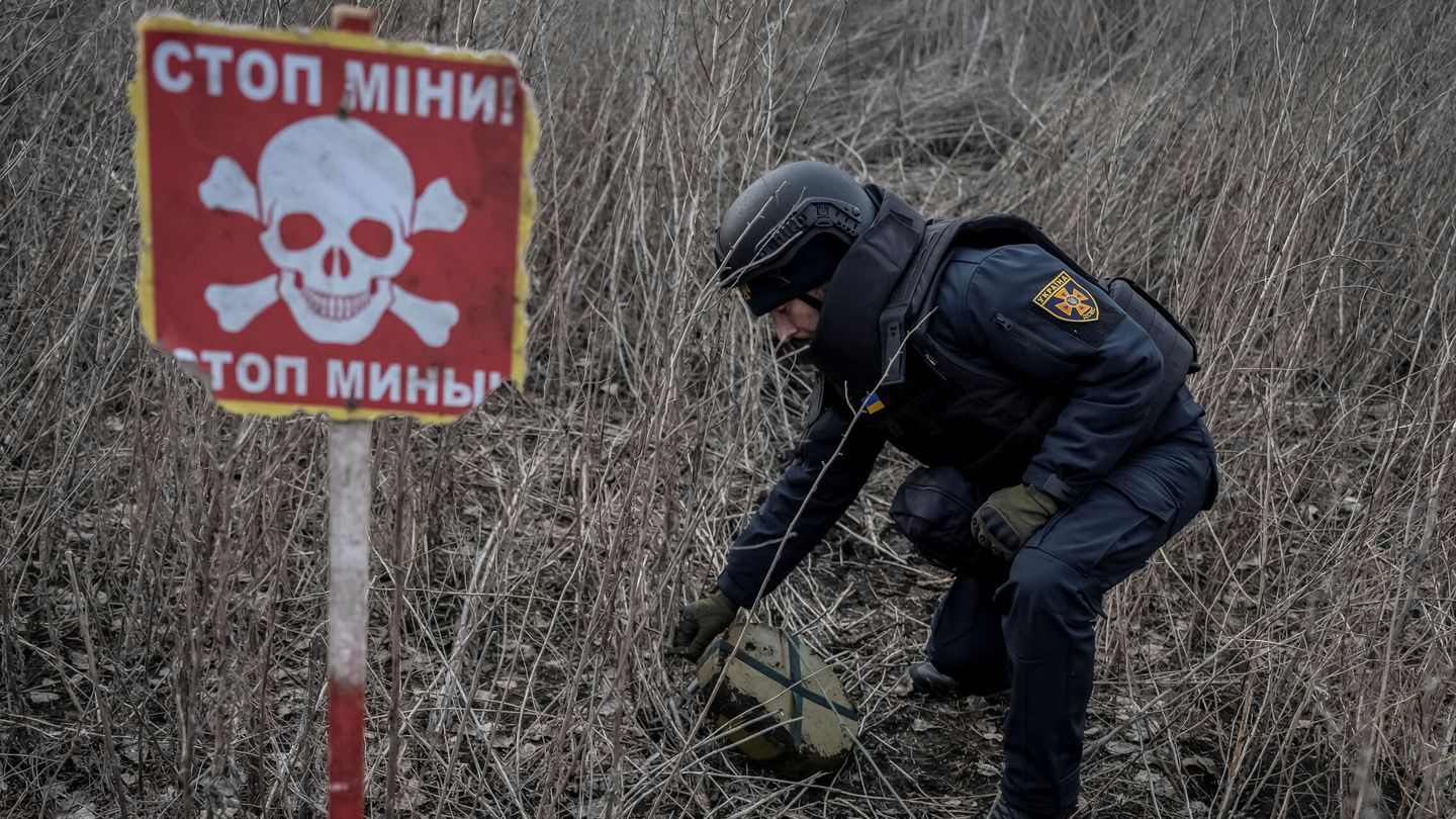 Un efectivo del servicio de emergencias de Ucrania inspecciona una zona minada. (Reuters/Viacheslav Ratynskyi)