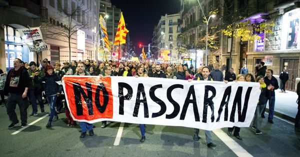 Foto: Manifestación convocada a través de las redes sociales por los CDR en Barcelona. (EFE)