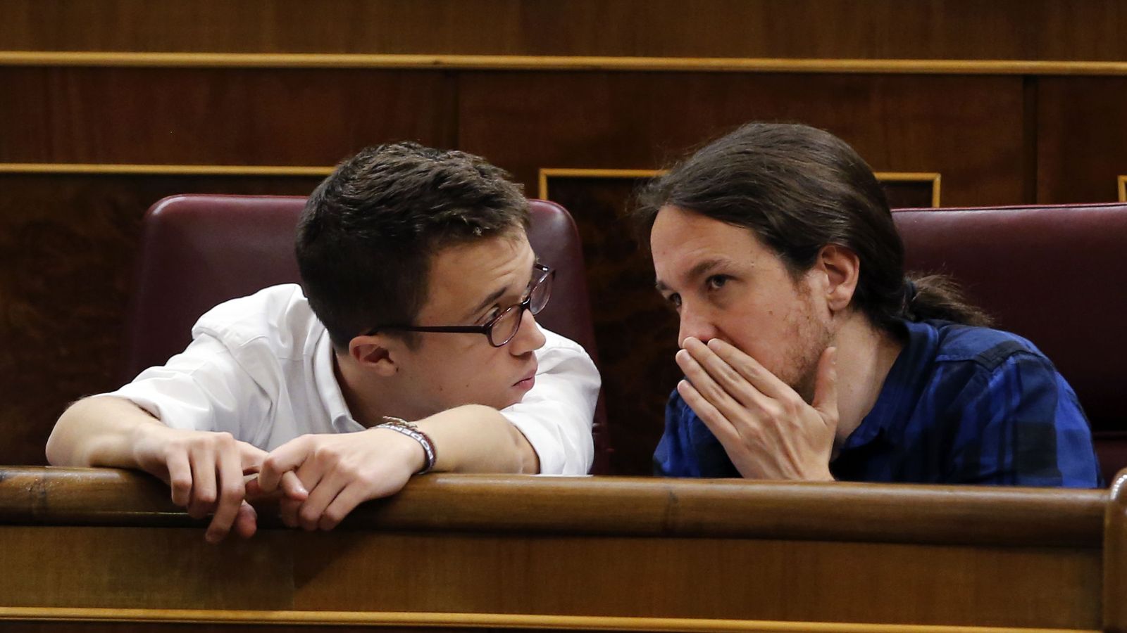 Foto: El líder de Podemos, Pablo Iglesias (d), conversa con el portavoz parlamentario, Íñigo Errejón (i), durante un pleno del Congreso. (EFE)