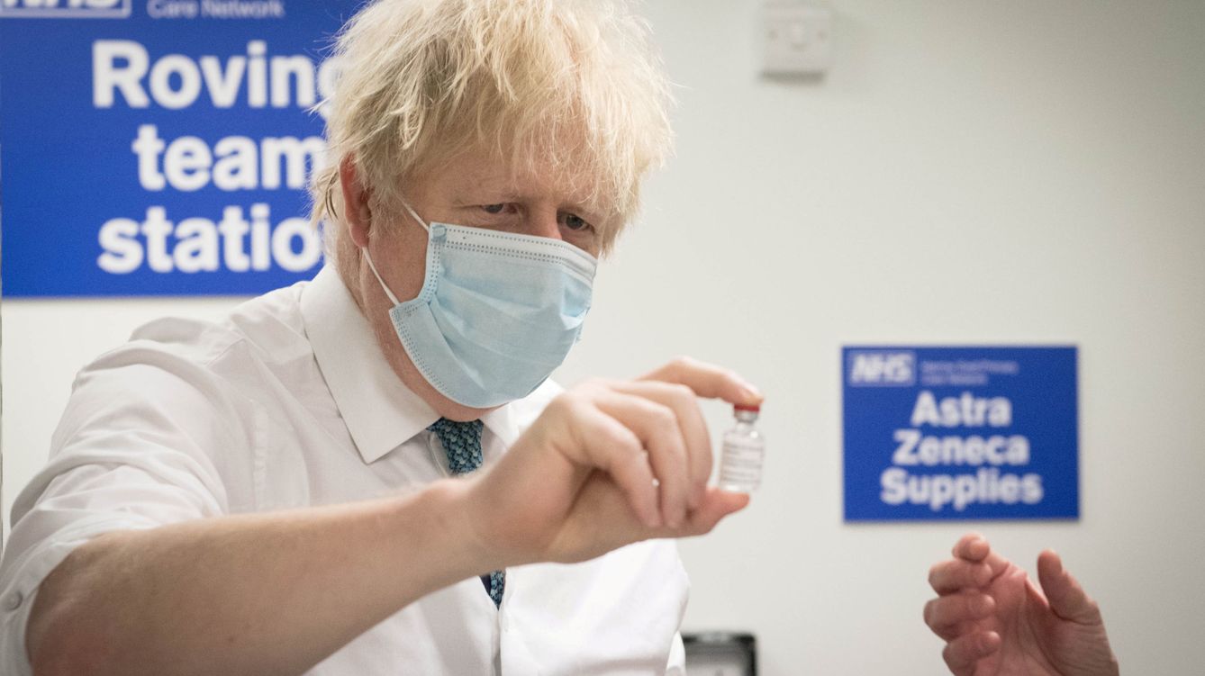 Foto: El primer ministro británico, Boris Johnson, sostiene una dosis de la vacuna Oxford-AstraZeneca contra el covid-19.