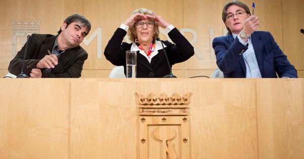 Foto: La alcaldesa de Madrid, Manuela Carmena, junto a Jorge García Castaño (i) y Marta Higueras (d) en el Ayuntamiento. (EFE)