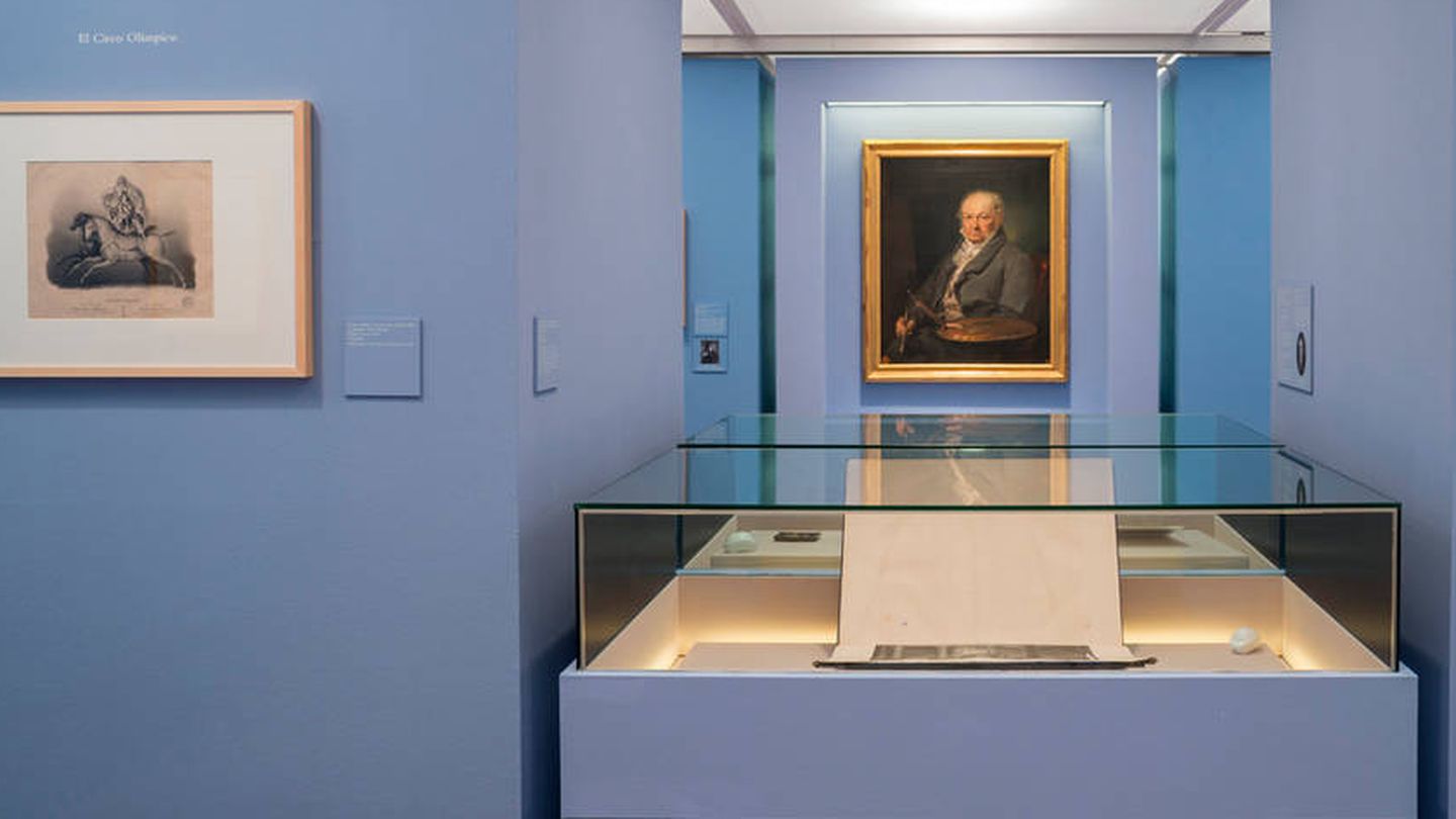 Imagen de la muestra de la Biblioteca Nacional con la copia del retrato de Goya hecho por Weiss al fondo. (BN)