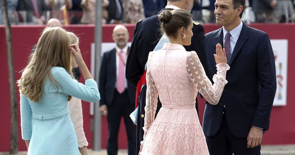 Foto: El Rey Felipe VI, junto a la Reina Letizia, la princesa Leonor y al infanta Sofía, saluda al presidente del Gobierno en funciones, Pedro Sánchez. (EFE)