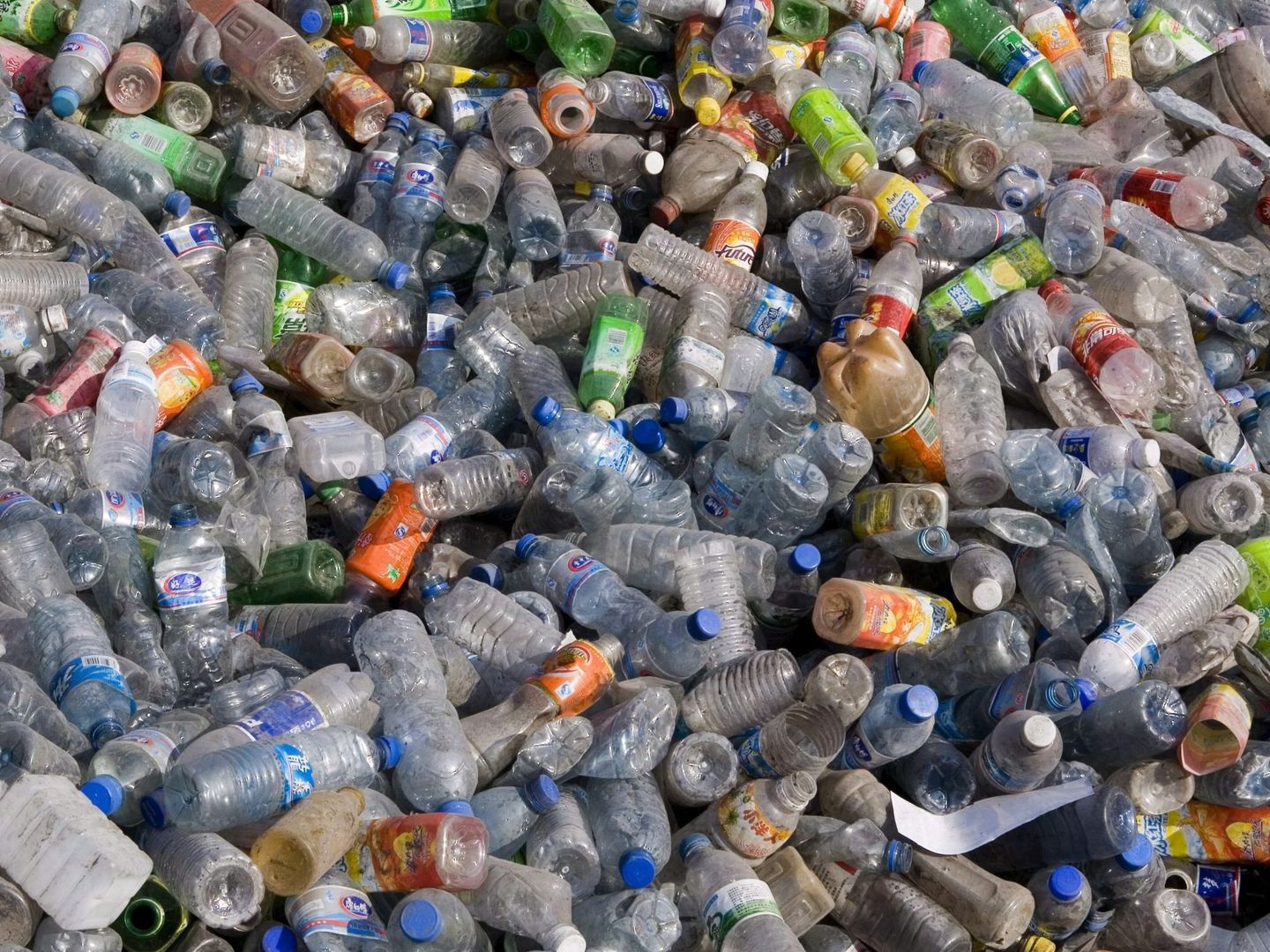 La recogida selectiva de las botellas de PET permite su reciclaje. (EFE)