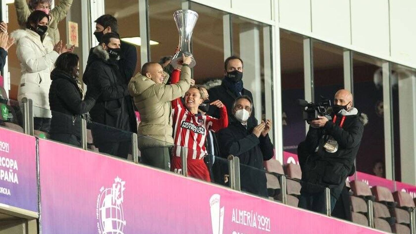 Virginia Torrecilla recoge la Supercopa de España ganada por el Atlético de Madrid. 