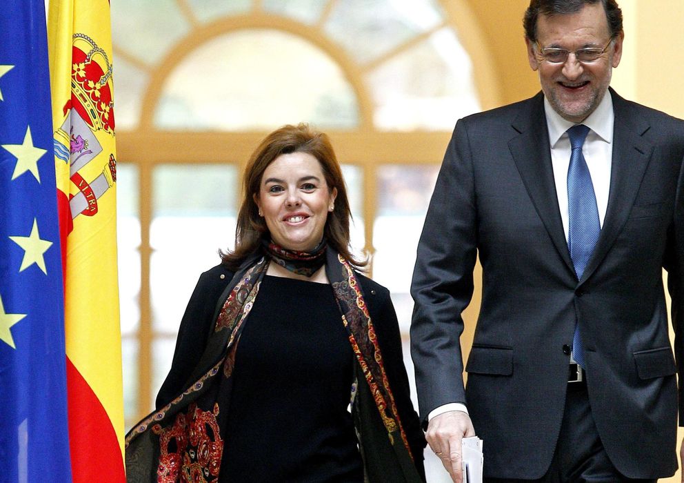 Foto: El presidente del Gobierno, Mariano Rajoy, acompañado por la vicepresidenta del Ejecutivo, Soraya Saénz de Santamaría (Efe)