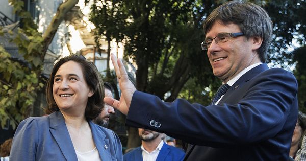 Foto: El presidente de la Generalitat, Carles Puigdemont, junto a la alcaldesa de Barcelona, Ada Colau. (EFE)