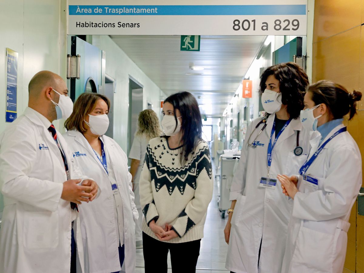 Foto: Mireia Sitjà (c), una joven de 24 años, afectada de fibrosis quística, junto al equipo médico que la ha tratado. (EFE/ Toni Albir)