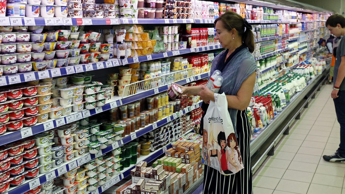 Una mujer mira un producto a la venta en un supermercado (EFE)