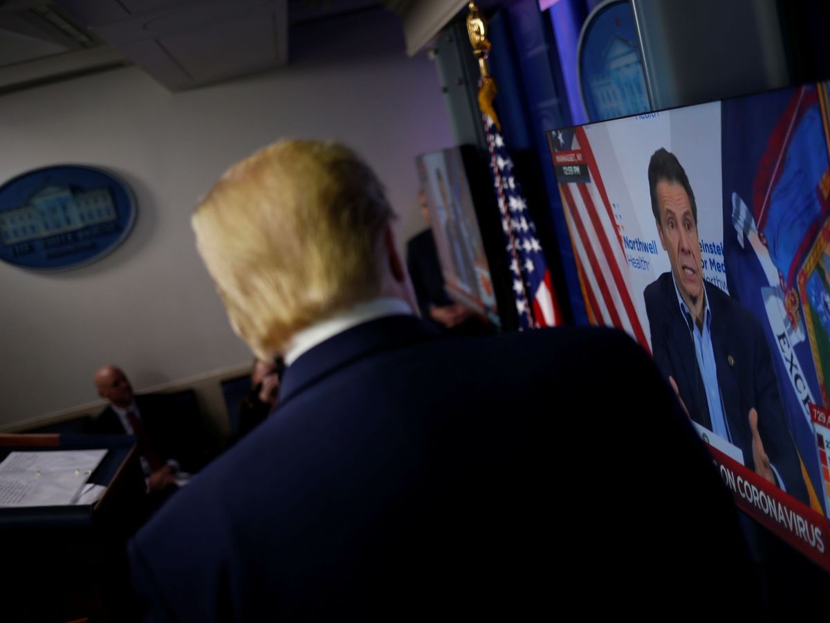 Foto: Donald Trump y una imagen del gobernador demócrata Andrew Cuomo. (Reuters)