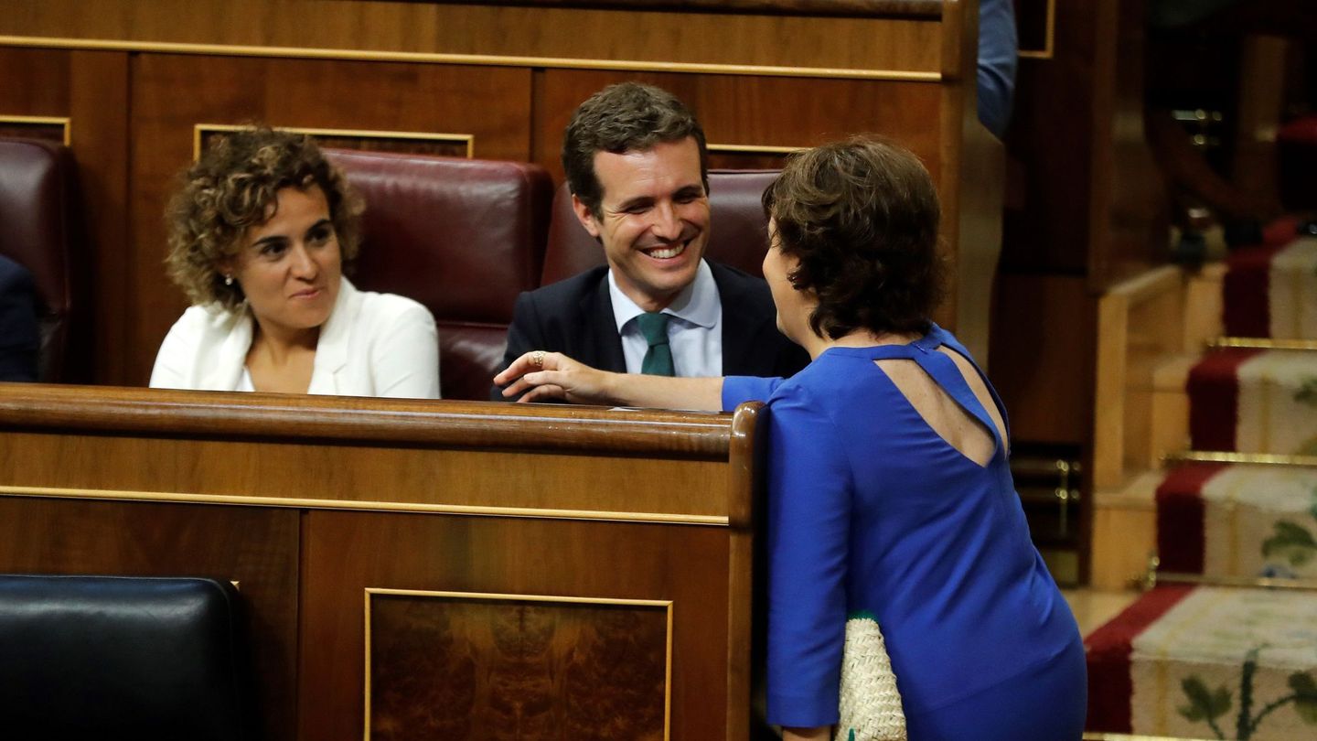 Soraya Sáenz de Santamaría y Pablo Casado se saludan en el Congreso. (EFE)