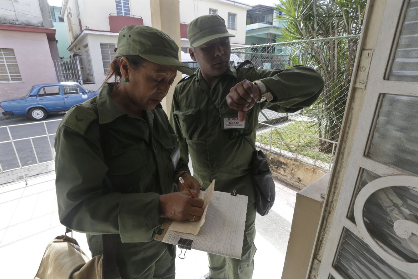 Reservistas militares examinan una casa durante una campaña de lucha contra el Zika, en febrero de 2016. (Reuters)
