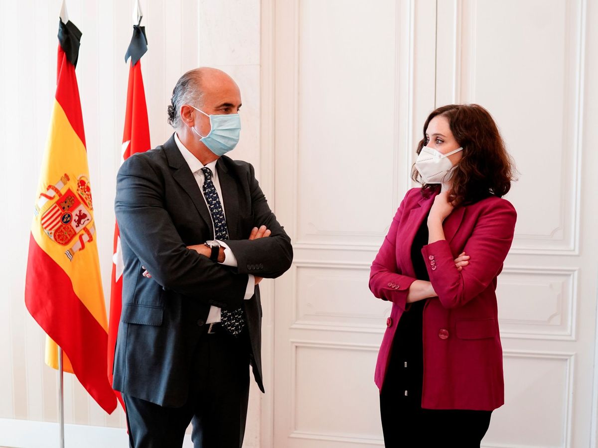 Foto: Antonio Zapatero, junto a Isabel Díaz Ayuso. (EFE)