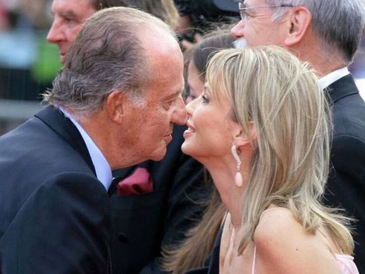Foto: El rey Juan Carlos I saluda a Corinna zu Sayn-Wittgenstein. (EFE)